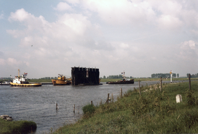 606688 Afbeelding van de aanvoer van een nieuwe deur voor de Prinses Beatrixsluis te Nieuwegein.